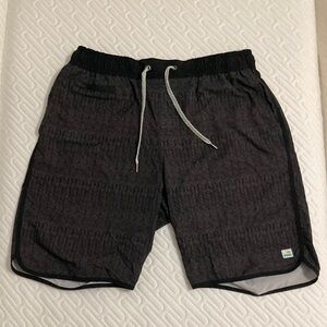 Vuori Banks Short Black Charcoal Arrow 7.5” Inseam Medium